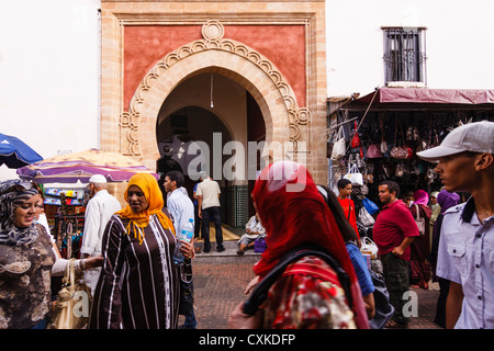 Le donne e la moschea in un souk a Rabat, Marocco Foto Stock