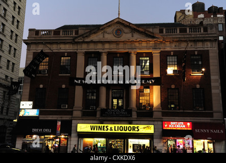 Crepuscolo serale visualizza New York Film Academy Edificio, con al piano terra, negozi di Union Square a East 17th Street, New York Foto Stock