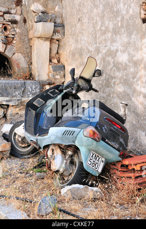 Abbandonato scooter in cima della collina villaggio di Pano Elounda, Creta, Grecia Foto Stock