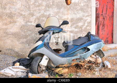 Abbandonato scooter in cima della collina villaggio di Pano Elounda, Creta, Grecia Foto Stock