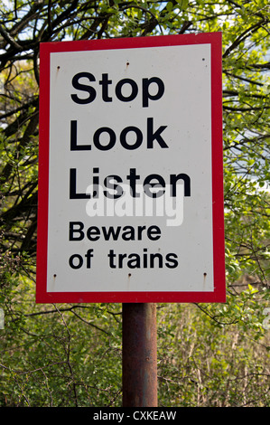 Informazioni pubbliche segno in corrispondenza di un incrocio ferroviario Foto Stock