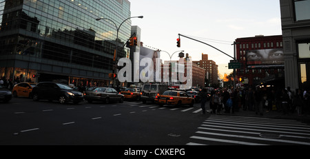 Tramonto a Rush Hour crocevia visualizza auto di accodamento, persone in attesa di attraversare East Houston Street a Broadway intersezione, New York Foto Stock