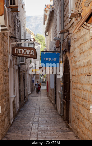 Le strade della città vecchia, Budva, Montenegro Foto Stock