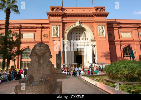 L'Egitto, al Cairo, il Museo di Antichità Egiziane, piccola statua della Sfinge davanti. Foto Stock