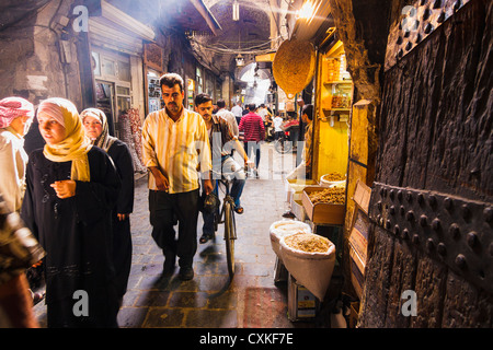 Le persone attraverso la vivace Souq Bab Antakya. Aleppo, Siria Foto Stock