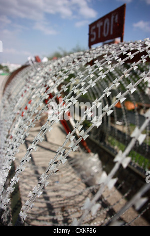 Filo di rasoio barricade a esercito checkpoint. Kathmandu, Nepal Foto Stock