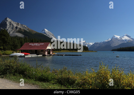Il Lago Maligne Boathouse sul Lago Maligne nel Parco Nazionale di Jasper in Canada Foto Stock
