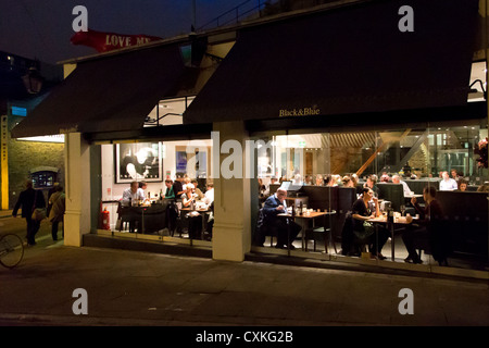 Nero e blu nella finestra ristorante Borough Market. Stoney Street, Southwark, Londra, Inghilterra, Regno Unito. Foto Stock