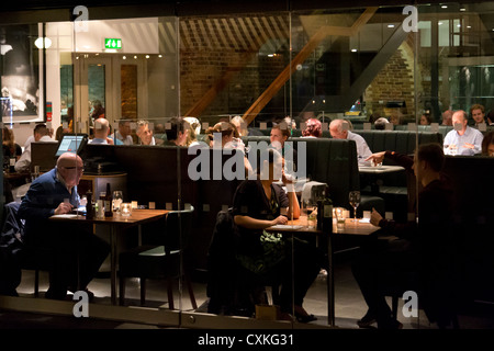 Nero e blu nella finestra ristorante Borough Market. Stoney Street, Southwark, Londra, Inghilterra, Regno Unito. Foto Stock