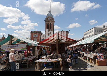 Mercato all'aperto di Chesterfield, vecchio mercato, Derbyshire Inghilterra Regno Unito, città mercato inglese, giorno di sole per lo shopping estivo Foto Stock