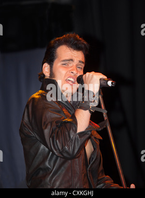 Ben Thompson effettua a Elvis Fest - Annuale di Elvis Presley Festival Tributo a Porthcawl Galles del Sud Foto Stock