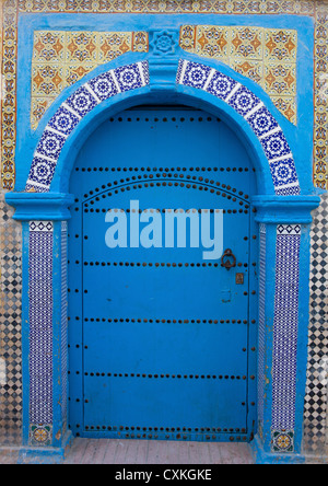 Porta blu circondato da piastrelle decorative, Essaouira, Marocco Foto Stock