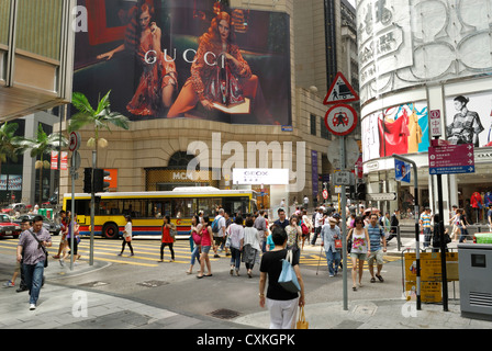 Grande annuncio di Gucci su MCM flagship store boutique situato su Queens Road Central Hong Kong. Foto Stock