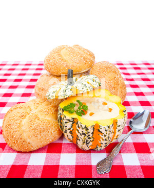 Fresco e clam chowder di pollo in un recipiente di zucca Foto Stock