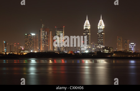 Dubai Internet City skyline notturno. Dubai, Emirati Arabi Uniti Foto Stock