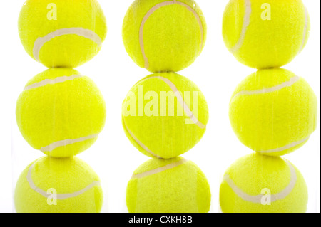 Diverse le palline da tennis su uno sfondo bianco con spazio di copia Foto Stock