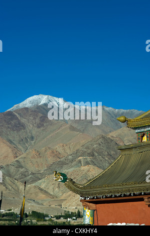 India, Ladakh Leh, Shanti stupa con Himalaya in background Foto Stock