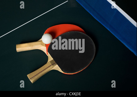 Ping pong e tavolo da ping pong le piastre su un tavolo con il net e una sfera, con spazio di copia Foto Stock