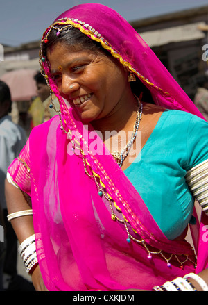 La tribù Garasia sono squisiti prodotti tessili e gioielli di tradizioni e di modelli unici di vivere, trovata nel Rajasthan, India Foto Stock