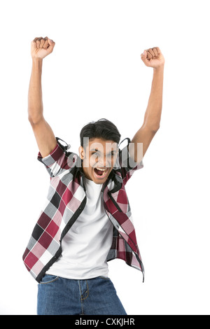Allegro uomo indiano celebrando con i suoi bracci verso l'alto. Isolato su sfondo bianco. Foto Stock