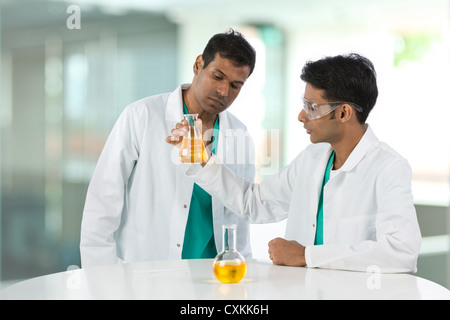 Due scienziati indiani analisi di soluzione. Foto Stock