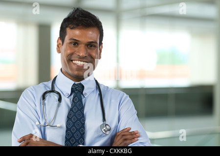 Ritratto di un giovane medico indiano. Foto Stock