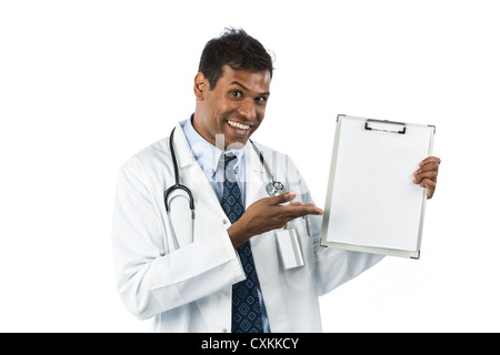 Felice maschio indiano medico mostrando una clipboard. Isolate su uno sfondo bianco Foto Stock