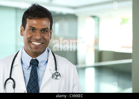 Ritratto di un giovane medico indiano. Foto Stock