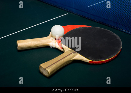 Ping-pong o ping pong attrezzature o materiali su di una superficie di gioco Foto Stock