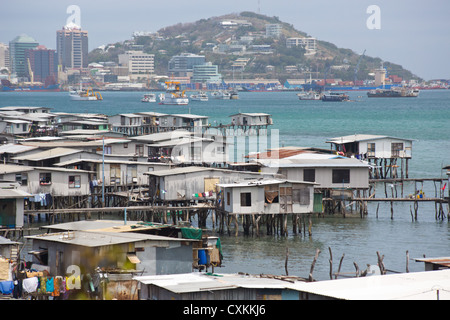 Vista del villaggio di acqua, Hanoabada, a Port Moresby in background, Papua Nuova Guinea Foto Stock