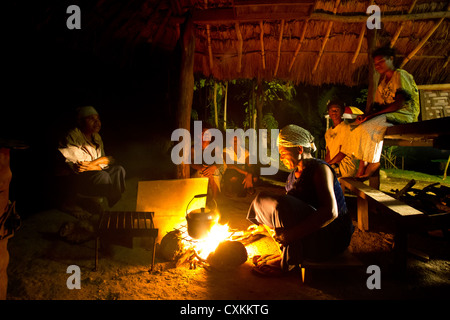 Le donne la preparazione e cottura di alimenti in un tradizionale haus cook (cucina) in Erap, Papua Nuova Guinea Foto Stock