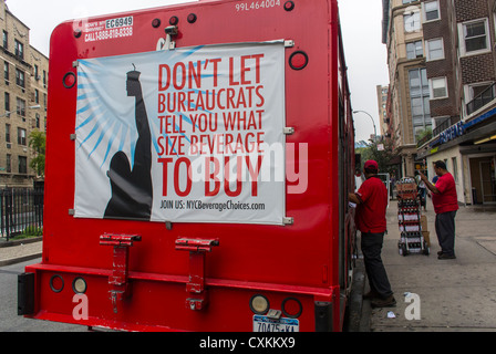 New York, NY, USA, bevanda analcolica, camion di consegna di Coca Cola sulla strada con il manifesto della legge anti-bevanda analcolica sul retro, dettaglio Foto Stock