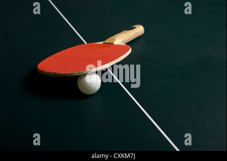 Ping-pong o ping pong attrezzature o materiali su di una superficie di gioco Foto Stock