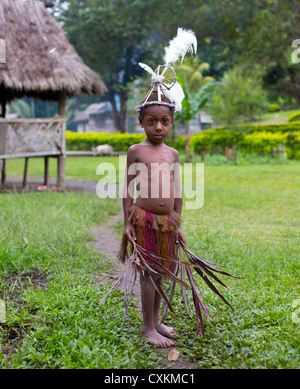 Ragazzo giovane indossando il tradizionale Yonki outfit tribali in un piccolo villaggio nella valle di Erap, Papua Nuova Guinea Foto Stock