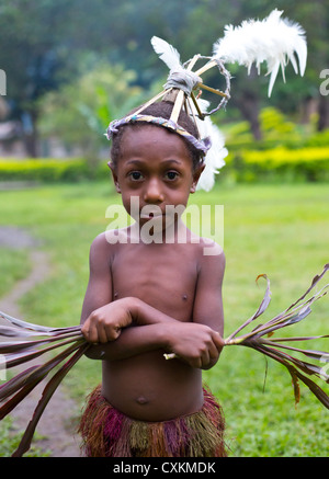 Ragazzo giovane indossando il tradizionale Yonki outfit tribali in un piccolo villaggio nella valle di Erap, Papua Nuova Guinea Foto Stock