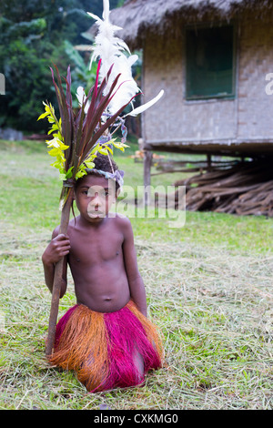 Ragazzo giovane indossando il tradizionale Yonki outfit tribali in un piccolo villaggio nella valle di Erap, Papua Nuova Guinea Foto Stock