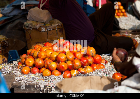 Melagrane su un mercato in Kolkata in India Foto Stock