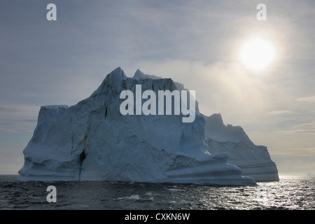 Iceberg e Sun, Scoresbysund, Sermersooq comune, Groenlandia Foto Stock