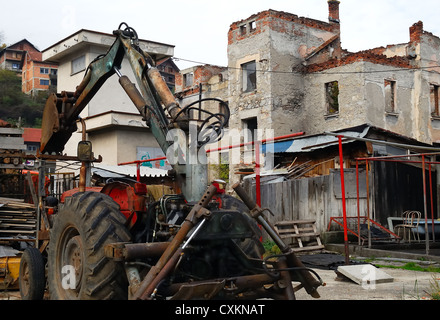 La Bosnia ed Erzegovina, Visegrad : i danni di guerra, un sventrato casa vicino al ponte. Foto Stock