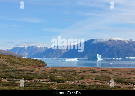 Iceberg e montagna, Harefjorden, Scoresby Sund in Groenlandia Foto Stock
