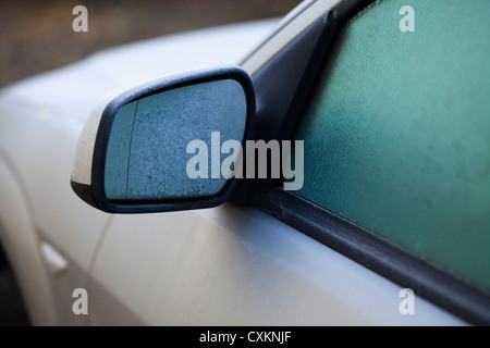 Icy auto in inverno, ghiaccio su lo specchio retrovisore e su Windows Foto Stock