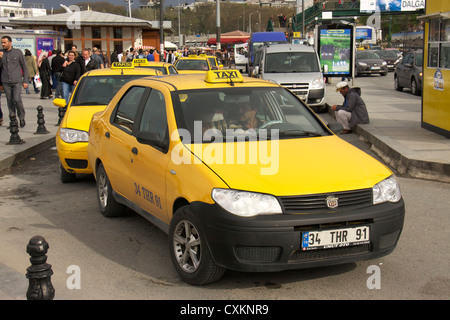 Yellow taxi auto o i taxi di fronte eminonu ferry boat terminal vicino Ponte di Galata,istanbul, Turchia Foto Stock