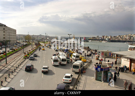 Road,treno e traghetto trasporto barca sysyem in Eminoenue, Istanbul, Turchia.vari tranportations in Istanbul Foto Stock