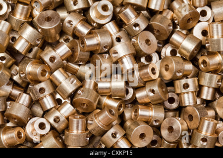 Un mucchio di piccole, prodotte industrialmente pezzi in ottone Foto Stock