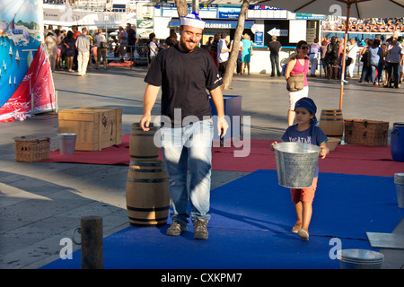 Promozione di Barcellona world race 2014 2015,cantastorie a giocare con i bambini a Las Ramblas,Barcellona,Spagna Foto Stock