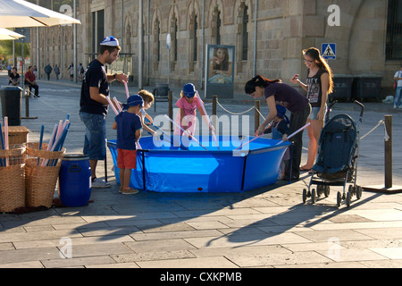 Promozione di Barcellona world race 2014 2015,cantastorie a giocare con i bambini a Las Ramblas,Barcellona,Spagna Foto Stock