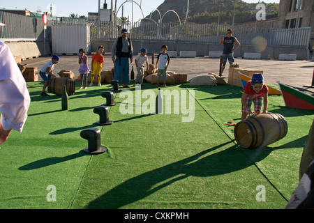 Promozione di Barcellona world race 2014 2015,cantastorie a giocare con i bambini a Las Ramblas,Barcellona,Spagna Foto Stock