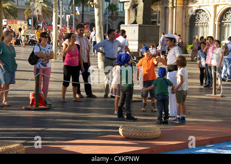 Promozione di Barcellona world race 2014 2015,genitori guardare cantastorie a giocare con i bambini a Las Ramblas,Barcelona Foto Stock