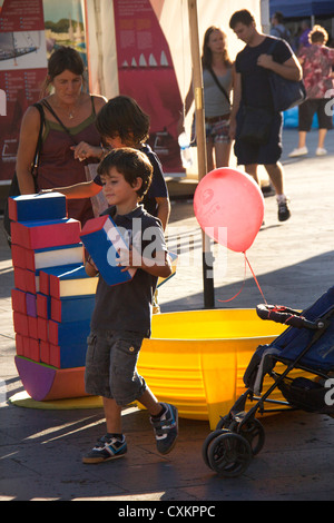 Promozione di Barcellona world race 2014 2015,skid giocando con blocchi di las Ramblas,Barcellona,Spagna Foto Stock