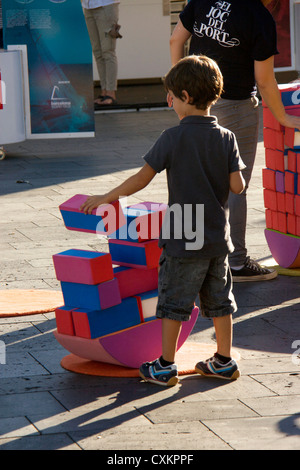 Promozione di Barcellona world race 2014 2015,skid giocando con blocchi di las Ramblas,Barcellona,Spagna Foto Stock